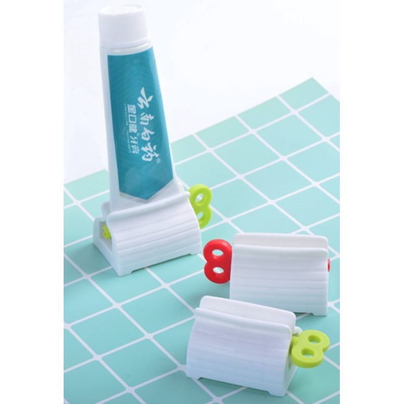 Çevirmeli Diş Macun Sıkacağı 1 Adet Çevirmeli Diş Macun Sıkacağı 1 Adet