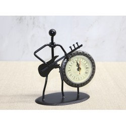 Metal Saatli Gitar Çalan Müzisyen 