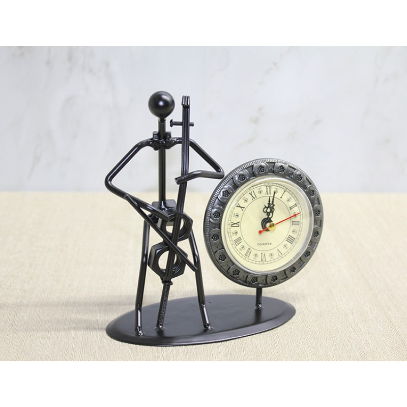 Metal Saatli Keman Çalan Müzisyen 