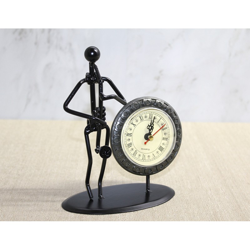 Metal Saatli Saksafon Çalan Müzisyen 